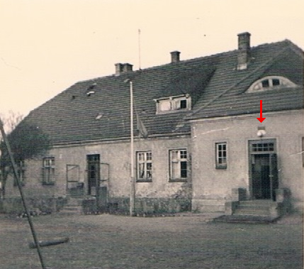 Alte Schule mit Markierung des Einganges